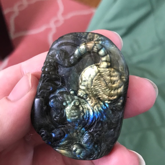 Beautiful Carved labradorite tiger - Picture 3 of 3